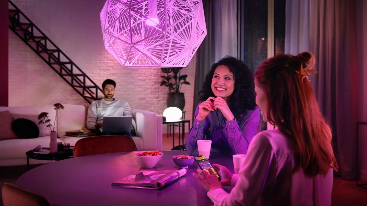 Verlichting Philips Hue White And Color Ambiance Starterkit E27 (3 Lampen, 2 Dimmers + Bridge) 4 Verlichting Philips Hue White And Color Ambiance Starterkit E27 (3 Lampen, 2 Dimmers + Bridge) - Afbeelding 4